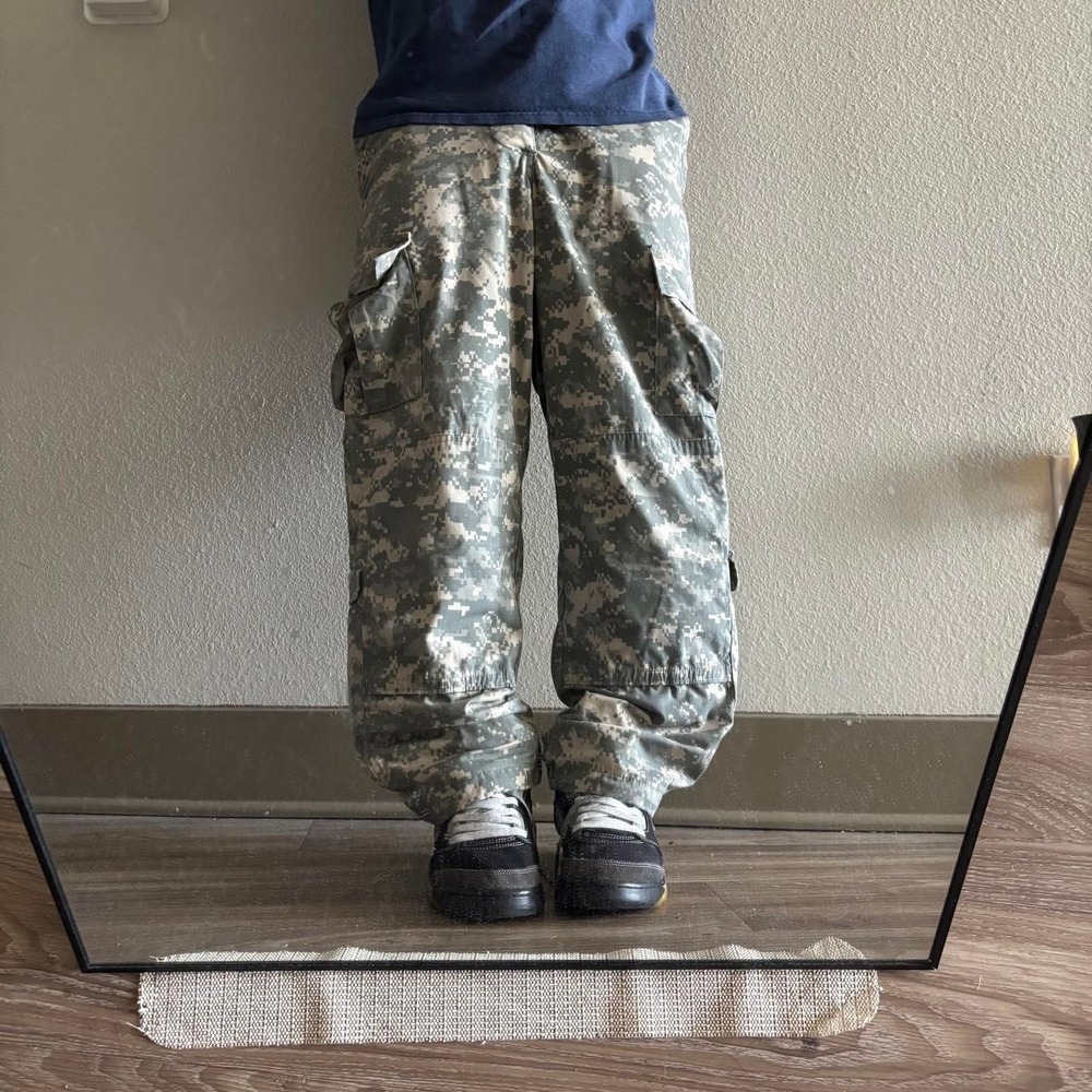 Vintage Y2K/2000s Military Camo Streetwear Cargo Pants! 29x29